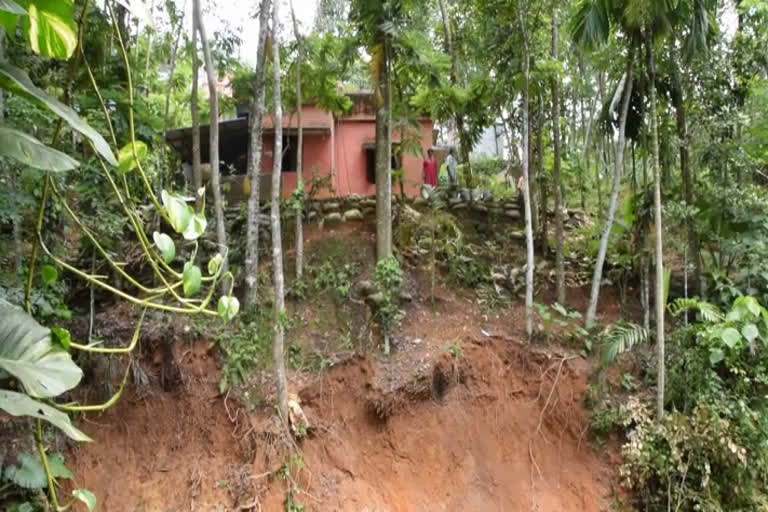 വെള്ളപ്പൊക്കം  കരയിടിച്ചിൽ  അപകടഭീഷണിയിൽ വീട്  വെള്ളപ്പൊക്കവും പ്രതിസന്ധികളും  family in danger  Floods and landslides  Floods and landslides thiruvananthapuram