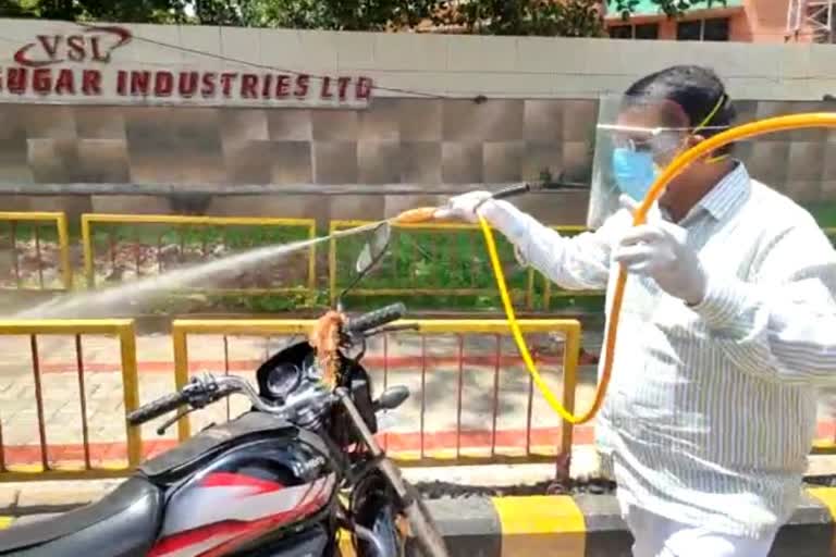 mla anil benake gave Oxygen jumbo cylinder to district administration