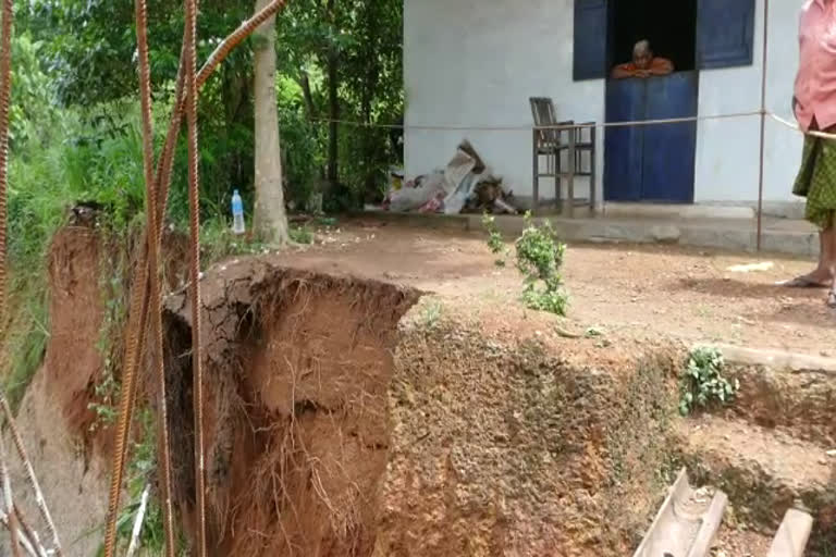 Landslide on railway overbridge; houses in danger  Landslide  Landslide on railway overbridge  മണ്ണിടിച്ചിൽ  റെയിൽവേ മേൽപ്പാലം  റെയിൽവേ മേൽപ്പാലത്തിൽ മണ്ണിടിച്ചിൽ  പൂവൻ തുരുത്ത് റെയിൽവേ മേൽപ്പാലം