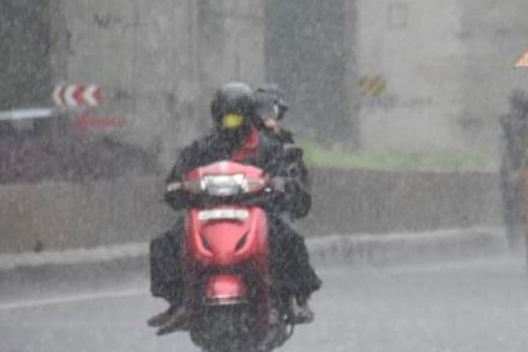 heavy rainfall in kerala  സംസ്ഥാനത്ത് കനത്ത മഴ; മുന്നറിയിപ്പുമായി കാലാവസ്ഥ കേന്ദ്രം  കനത്ത മഴ  കാലാവസ്ഥ