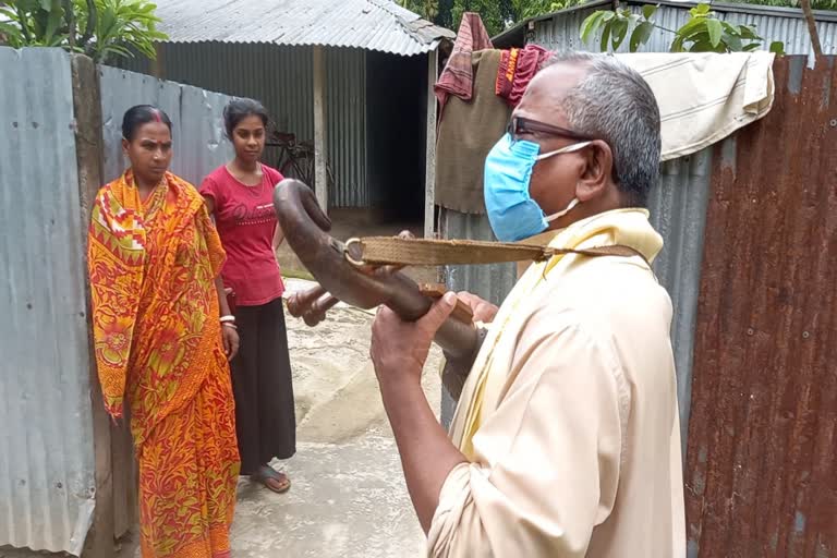 রায়গঞ্জে শিল্পীর সাবধানতা গানে গানে