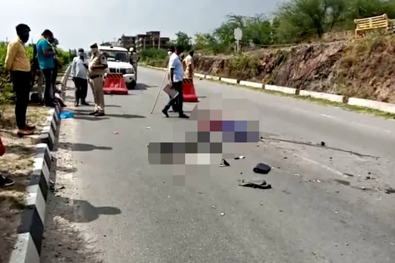 one seriously injured in road accident  उदयपुर में सड़क हादसा  राजस्थान में सड़क हादसा  डंपर की चपेट में बाइक  2 युवकों की मौत  हादसे में मौत  Death of 2 young men  Road accident in rajasthan  Road accident in Udaipur