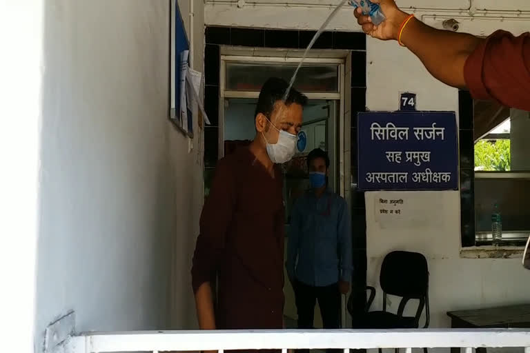 दवाई के लिए परेशान युवक ने खुद पर उड़ेला पेट्रोल