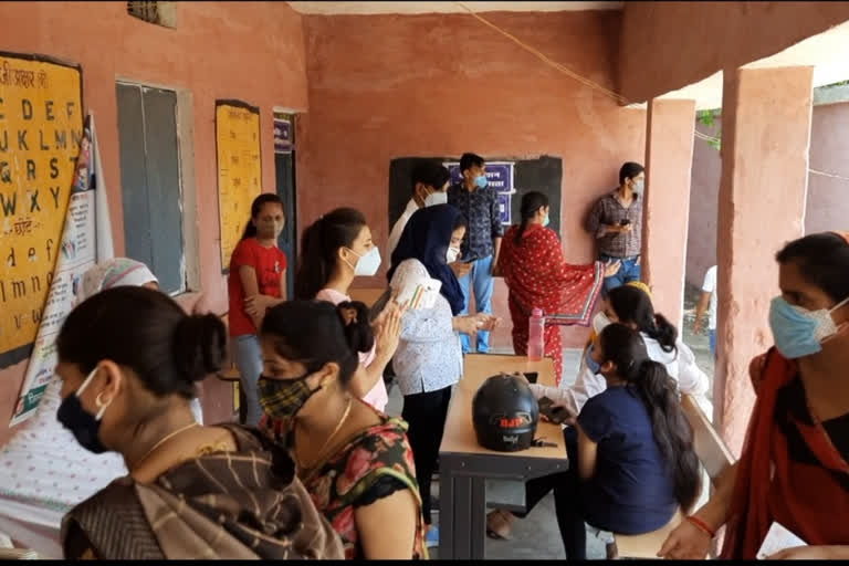 crowd-gathered-at-vaccination-center-in-damoh