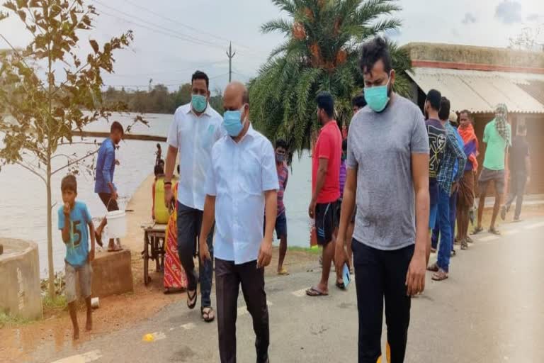 BJD youth & student wing distribute food at cyclone affcted district