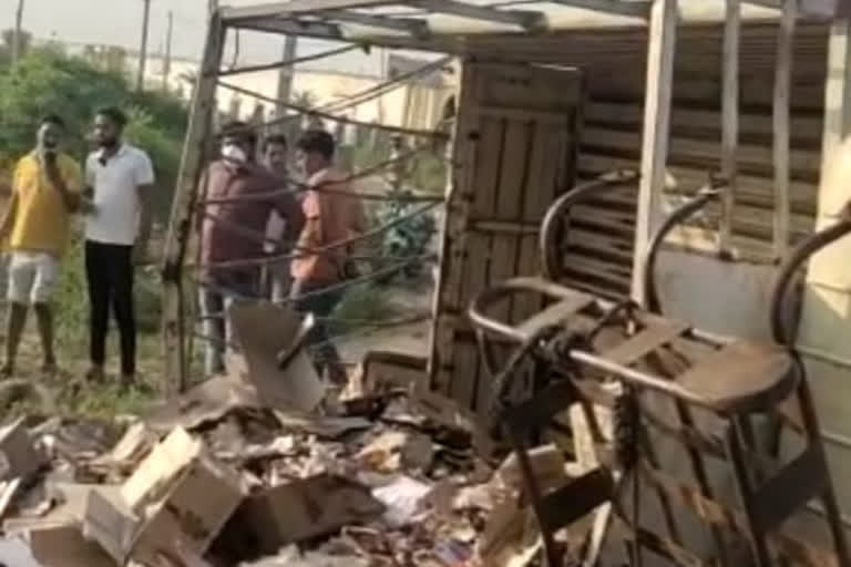 The robbers looted a mini-truck full of liquor in Ghaziabad but the truck overturned