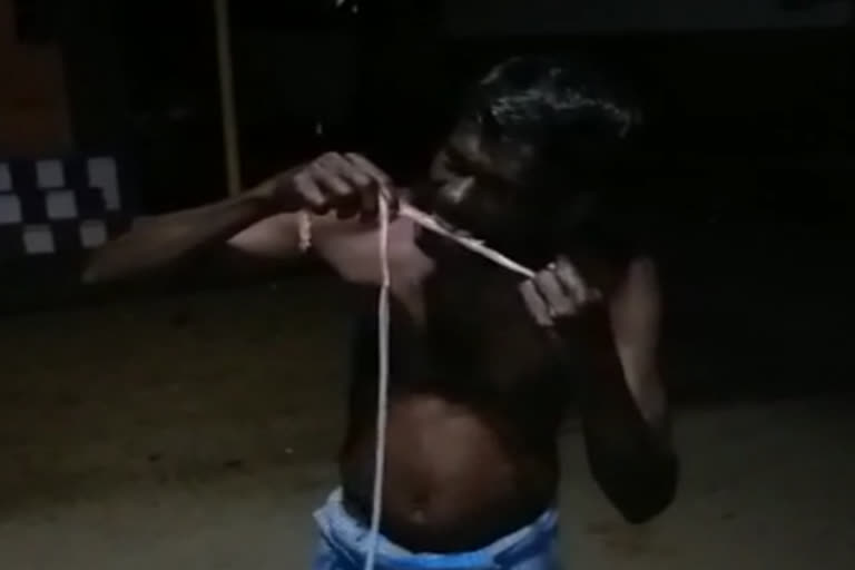 பாம்பை சாப்பிடும் விவசாயி