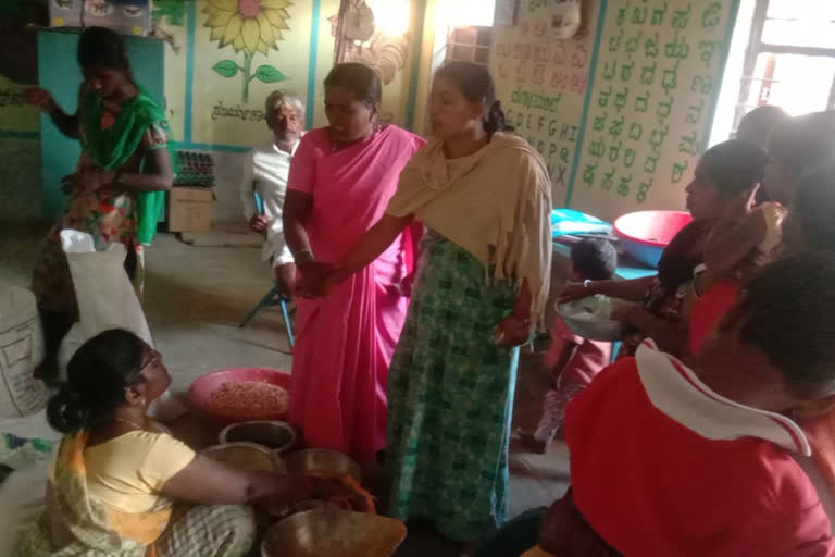 People argue, People argue with Anganwadi Center head, People argue with Anganwadi Center head in Bagalkot, Bagalkot news, ಅಂಗವಾಡಿ ಕೇಂದ್ರದ ಮಹಿಳಾ ಮುಖ್ಯಸ್ಥರಿಗೆ ತರಾಟೆ, ಜನರಿಂದ ಅಂಗವಾಡಿ ಕೇಂದ್ರದ ಮಹಿಳಾ ಮುಖ್ಯಸ್ಥರಿಗೆ ತರಾಟೆ, ಬಾಗಲಕೋಟೆಯಲ್ಲಿ ಅಂಗವಾಡಿ ಕೇಂದ್ರದ ಮಹಿಳಾ ಮುಖ್ಯಸ್ಥರಿಗೆ ತರಾಟೆ, ಬಾಗಲಕೋಟೆ ಸುದ್ದಿ,