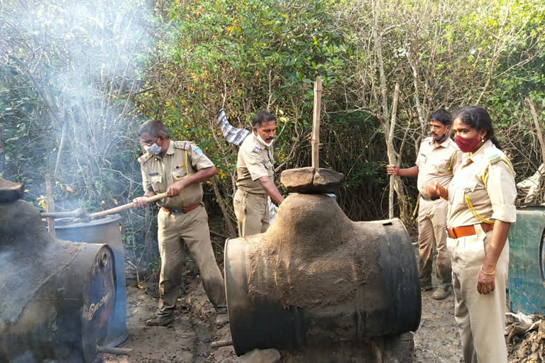 புதுச்சேரியில் 8 ஆயிரம் லிட்டர் கள்ளச்சாராயம் அழிப்பு!