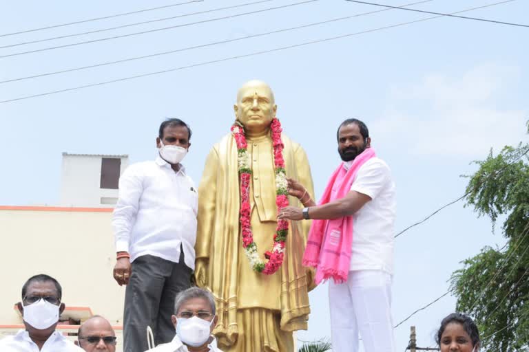 minister-srinivas-goud-paid-floral-tributes-to-social-activist-suravaram-pratapa-reddy