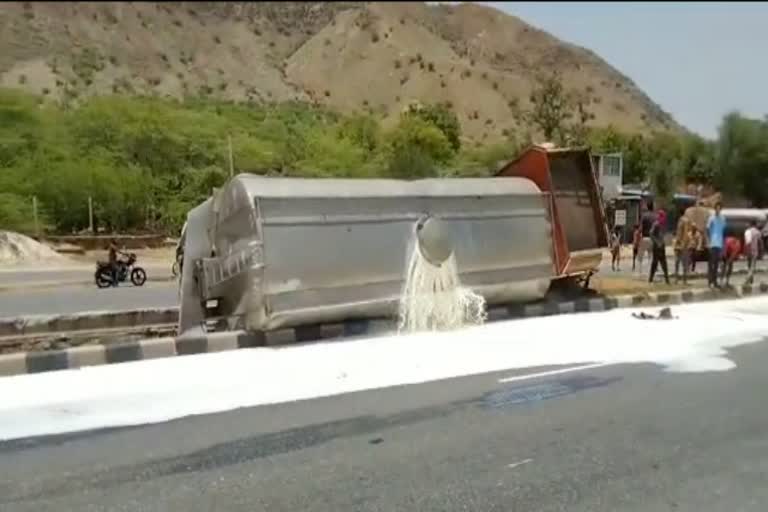 Milk tanker overturns on Jaipur-Delhi NH