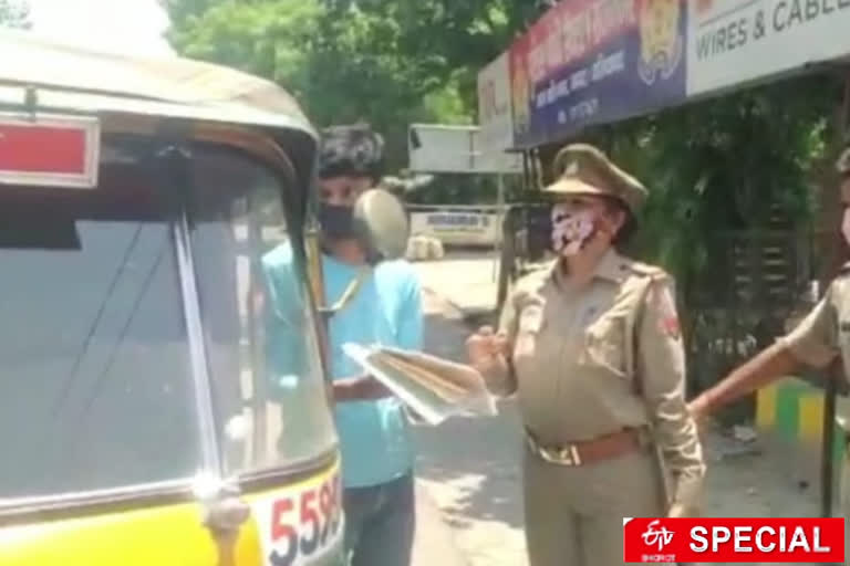 Women policemen  Women policemen in ghaziabad  police force work in corona time  covid pandemic in ghaziabad  गाजियाबाद पुलिस की मानवीय सेवा  गाजियाबाद में कोरोना के नए मामले  गाजियाबाद में महिला पुलिसकर्मी  कोरोनाकाल में पुलिस फोर्स