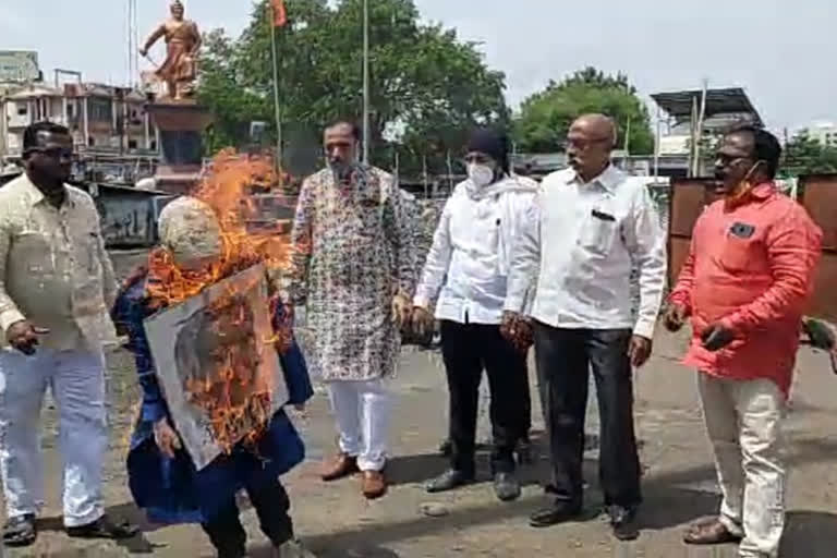 गिरीश कुबेरांच्या पुतळ्याचे दहन