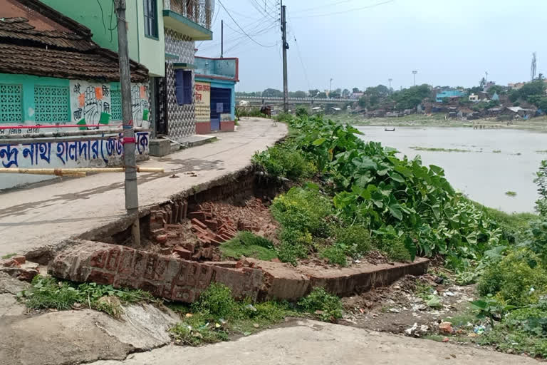 বৃষ্টিতে ধসে গেল মহানন্দার বাঁধ