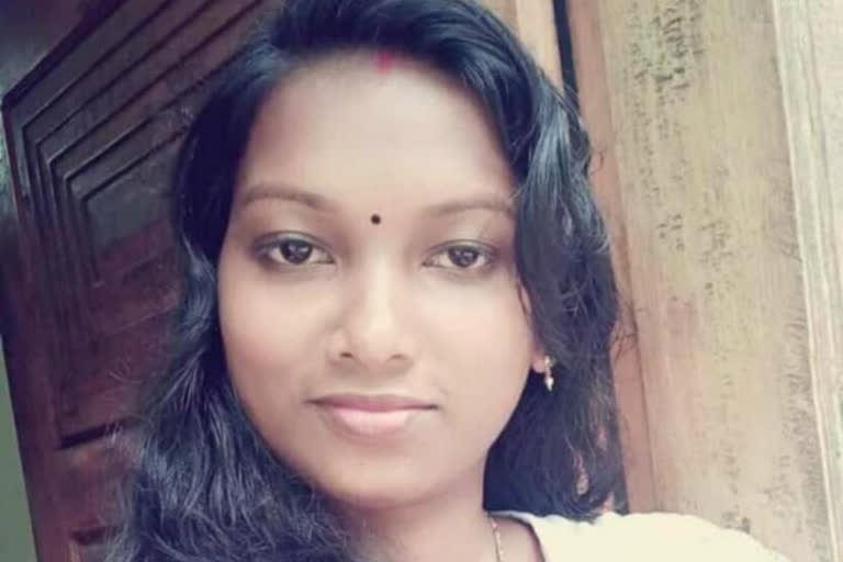 The young woman died due to bleeding in idukki  Relatives raised allegations on denied treatment  രക്തസ്രാവത്തെ തുടർന്ന് യുവതി മരിച്ചു  ചികിത്സ നിഷേധിച്ചെന്ന് ആരോപണം  ഇടുക്കി സൂര്യനെല്ലി വടക്കുംചേരിയിൽ  Idukki Suryanelli in Vadakkumcheri