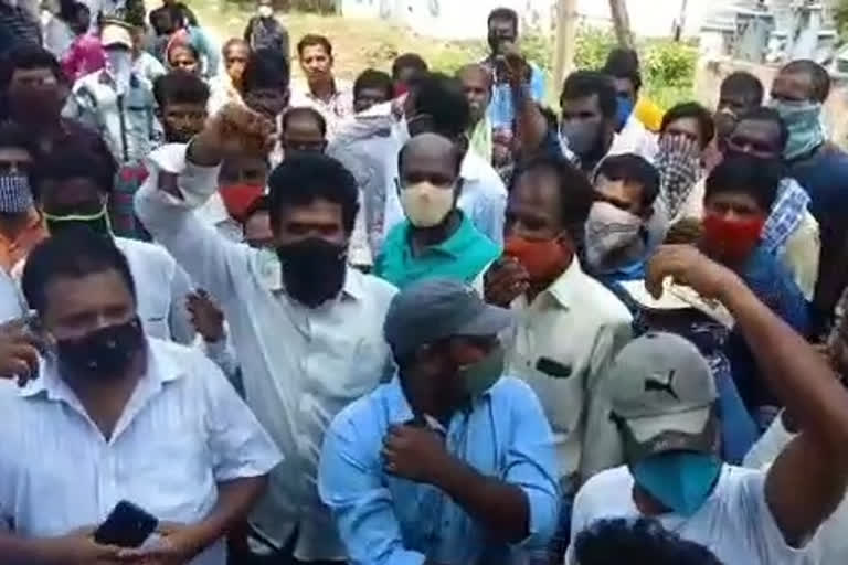 fisher men protest at village secretariat in uppalam