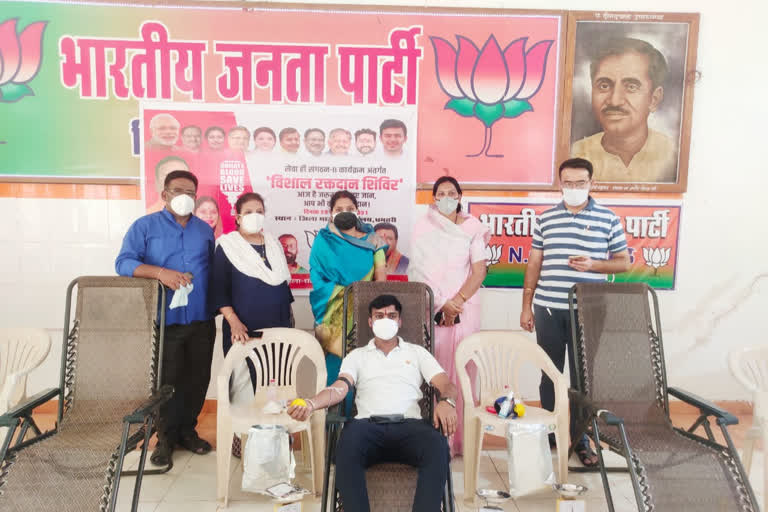 dhamtari bjp workers donate blood on 7 years of modi govt