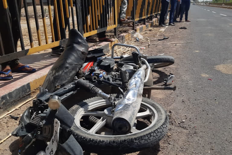 जोधपुर सड़क हादसा, Bump into trailer and bike