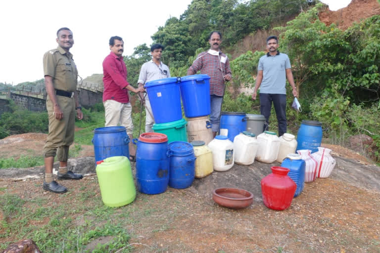 liquor seized in malappuram  വാഷും ചാരായവും പിടികൂടി  പരപ്പനങ്ങാടി എക്‌സൈസ്  parappanangadi excise  malappuram lockdown violations  കരിപ്പൂര്‍ വിമാനത്താവളം  calicut airport  calicut university