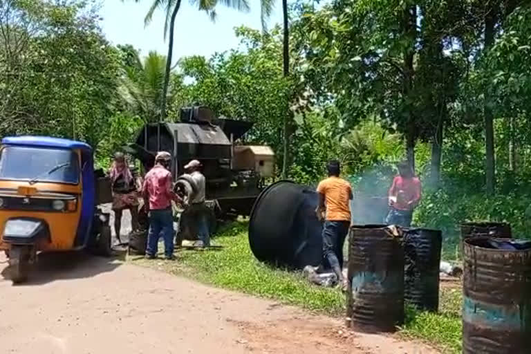 പുളിക്കലോടി - തൃക്കൈ ക്കുത്ത് - കാപ്പിൽ റോഡ്  പൊതുമരാമരമത്ത് വകുപ്പിൻ്റെ അറ്റകുറ്റപണി  സി.പി.എം മമ്പാട് ലോക്കൽ സെക്രട്ടറി അയ്യപ്പൻ  Locals allege corruption in maintenance of Pulikkalodi-Thrikkai Kuthu-Kappil road