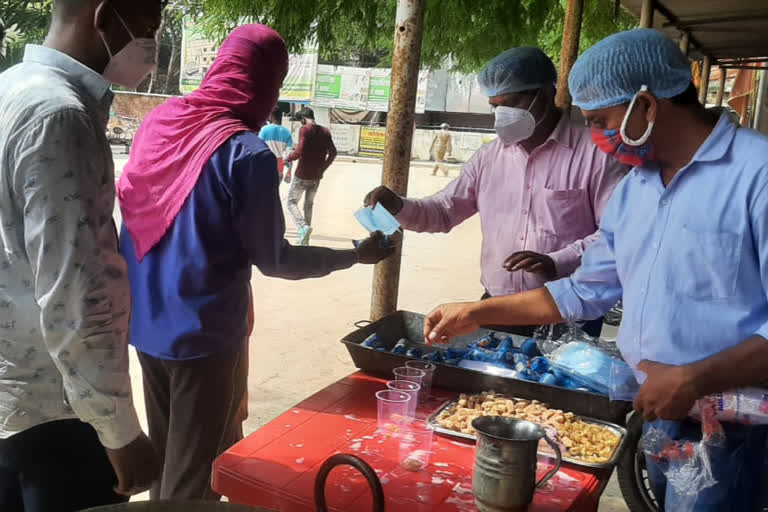 youths providing nutritious food to corona patients with their pocket money in hazaribag