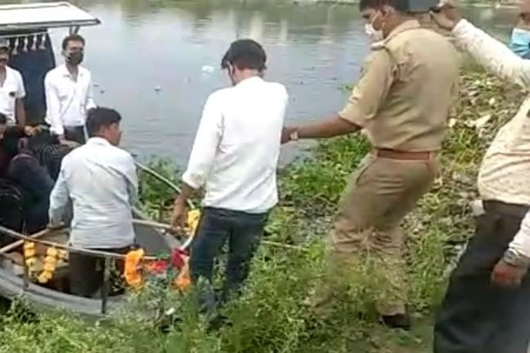 Lover couple jumped into Gomti river  Gomti river in lucknow  lucknow news  lucknow latest news  Gomti river news  लखनऊ न्यूज  लखनऊ खबर  गोमती नदी में लगाई छलांग  प्रेमी जोड़े ने गोमती नदी में लगाई छलांग