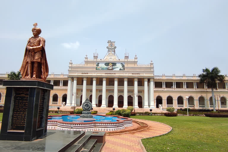 university of Mysore  മൈസൂർ സർവകലാശാല  മാതാപിതാക്കൾ നഷ്‌ടപ്പെട്ട കുട്ടികൾ  parents lost students in covid  mysore university vice chancellor  karnataka govt