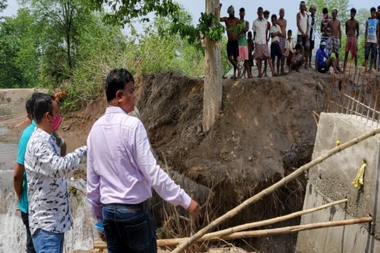 mla-deepak-birua-inspected-bridge-damaged-due-to-rain-in-chaibasa