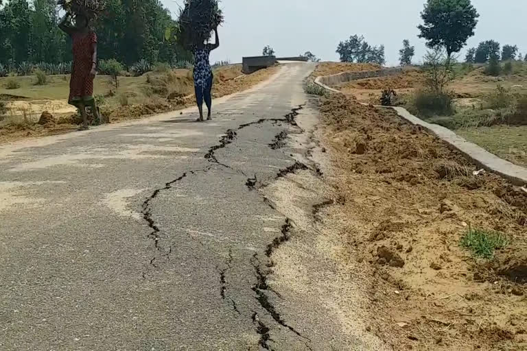 Rs 3 crore road broke down due to rain in Lohardaga