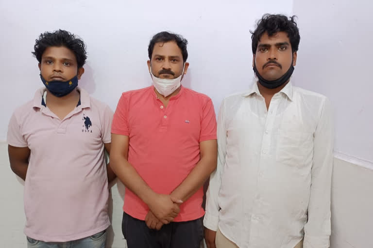 सट्टा माफिया राजा यादव  betting mafia raja yadav  extortion money sought to betting mafia  three accused arrested who seeking extortion in Kanpur  कानपुर में रंगदारी मांगने वाले तीन आरोपी गिरफ्तार  कानपुर में सट्टा माफिया से मांगी गई रंगदारी  सट्टा माफिया की पत्नी से रंगदारी मांगने वाले गिरफ्तार  बिठूर थाना  Bithoor Police Station Area