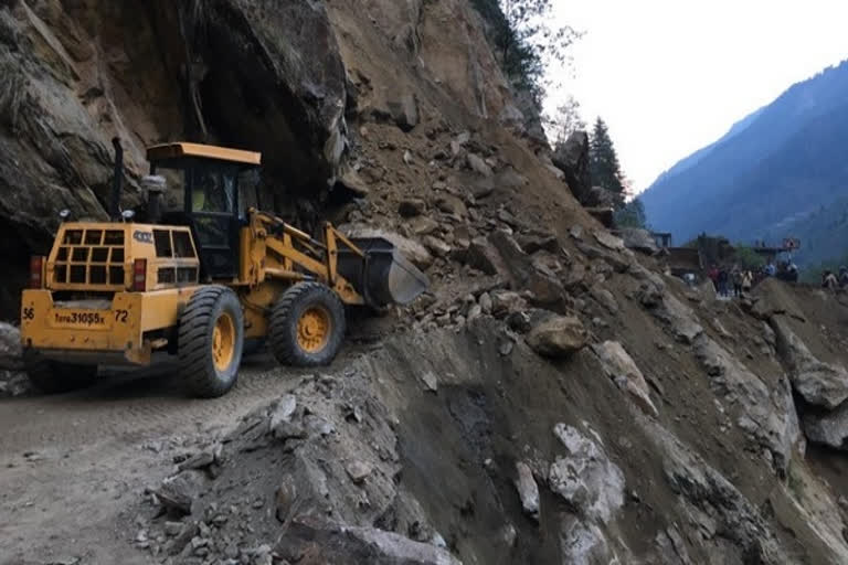 gangotri glacier  gangotri landslide  gangotri  landslide in gangotri  landslide in uttarkashi  landslide in uttarakhand  മണ്ണിടിച്ചിൽ: ഗംഗോത്രി ഹൈവേയിൽ ഗതാഗതം തടസപ്പെട്ടു  മണ്ണിടിച്ചിൽ  Landslide  ബോർഡർ റോഡ് ഓർഗനൈസേഷൻ  ഗംഗോത്രി ദേശീയപാത