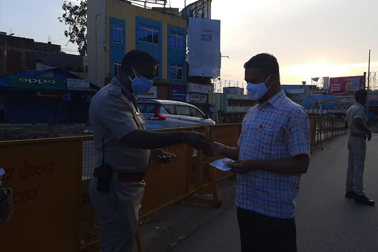 Inspector Ravichndra badafakkirappanavr gave money to bike rider