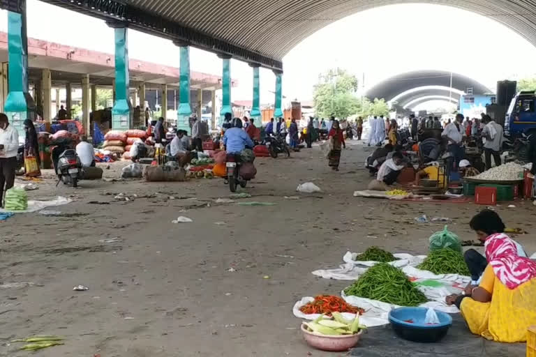 Muhana Mandi administration troubling farmers, किसानों की सब्जियां फेंक रहे बाहर