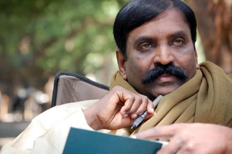 Vairamuthu returns ONV Award  gives price money for relief fund  ഒഎൻവി പുരസ്‌കാരം സ്വീകരിക്കുന്നതിൽ നിന്ന് വൈരമുത്തു പിന്മാറി  വൈരമുത്തു വാര്‍ത്തകള്‍  ഒഎന്‍വി പുരസ്‌കാരം  വൈരുമുത്തു സിനിമാ വാര്‍ത്തകള്‍  Vairamuthu returns ONV Award  Vairamuthu returns ONV Award news  Vairamuthu ONV Award