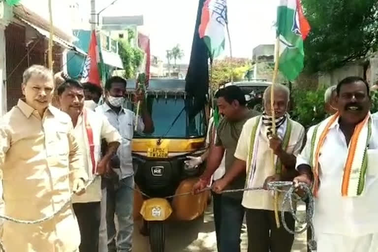 thulasi reddy protest in vempalli to demand decrease petrol prices