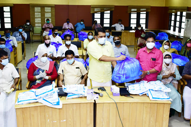 Consolation work continues in Malappuram  Medical kits provided throughout the ward  സാന്ത്വന പ്രവർത്തനങ്ങൾ തുടരുന്നു  മെഡിക്കൽ കിറ്റ് നൽകി  Medical kits provided  Consolation work