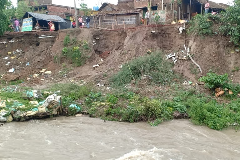 Cyclone Yaas breaks dam of Mahananda Canal in old malda