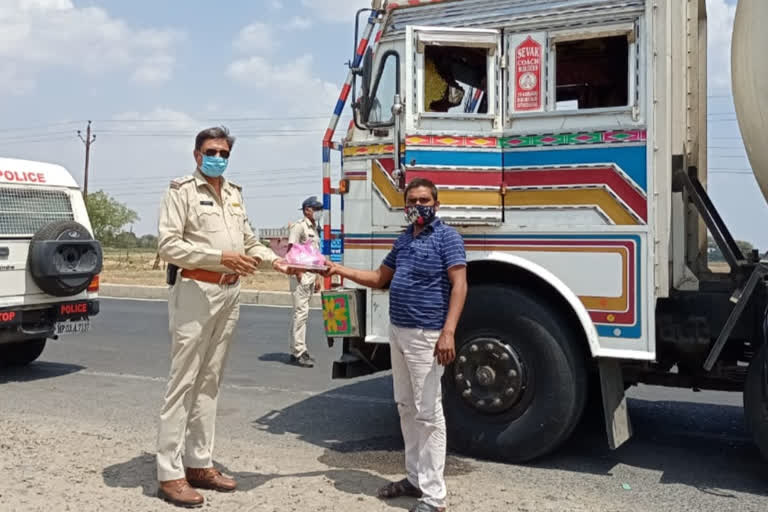 Nowgaon police providing food to drivers and cleaners