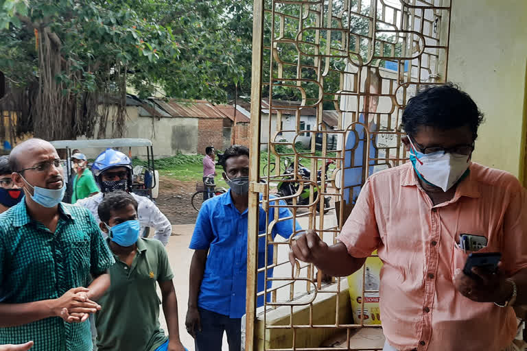 বোলপুরে কোভিড ভ্যাকসিন দেওয়ায় দালাল চক্রের অভিযোগ, উত্তেজনা স্বাস্থ্যকেন্দ্রে