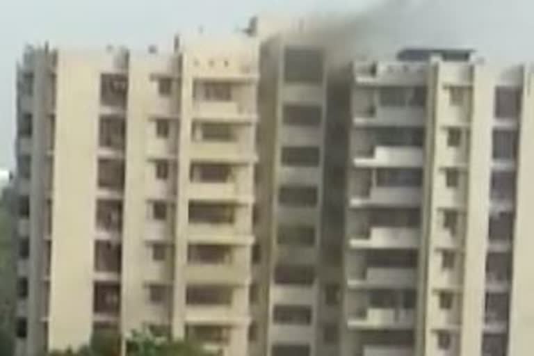 fire in saket court delhi