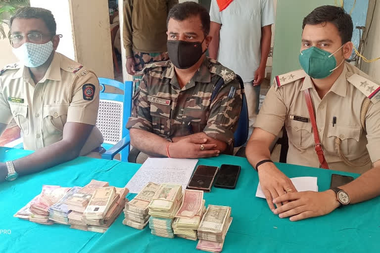 giridih young man arrested for stealing money from a mumbai cafe