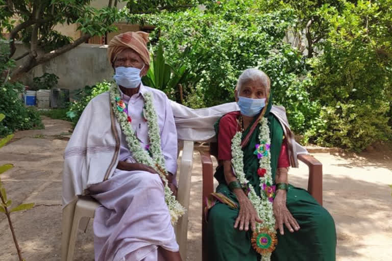 103 year old husband  101 year old wife recovers from corona: Centenary couple wins corona at home!  centenary couple  കൊവിഡ് മുക്തി  100 കടന്ന ദമ്പതികൾക്ക് കൊവിഡ് മുക്തി  karnataka covid cases  bellary covid cases