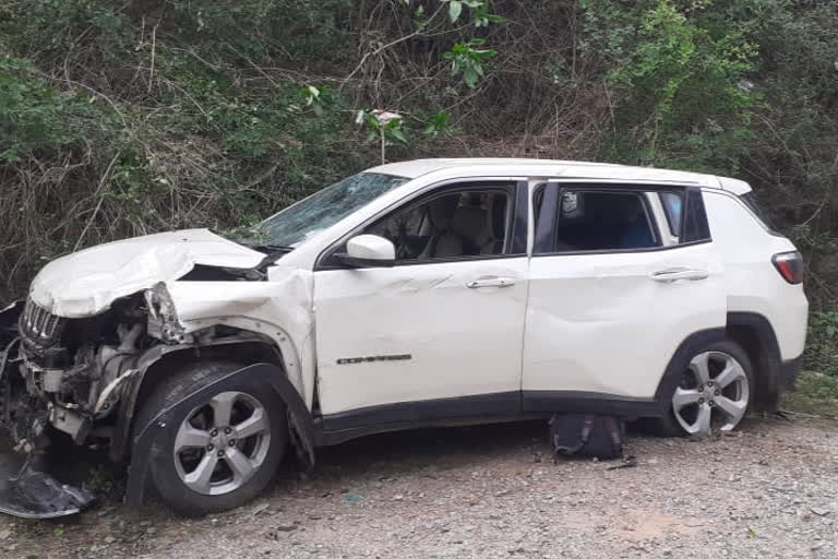 Car full of tourists fell into a ditch in Bhimtal 4 injured