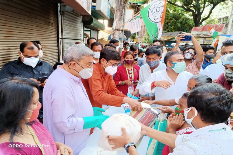 হুগলিতে খাদ্য সামগ্রী দিতে এসে কেন্দ্রের বিরুদ্ধে তোপ দাগলেন সাংসদ কল্যাণ বন্দ্যোপাধ্যায়