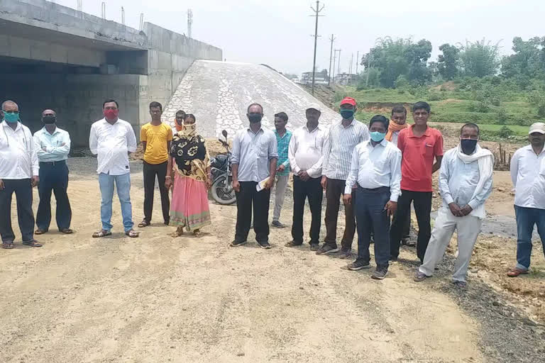 protest for demanding repair of bridge underpass road in giridih