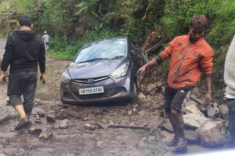 बादल फटने से पौड़ी-श्रीनगर मोटर मार्ग बाधित