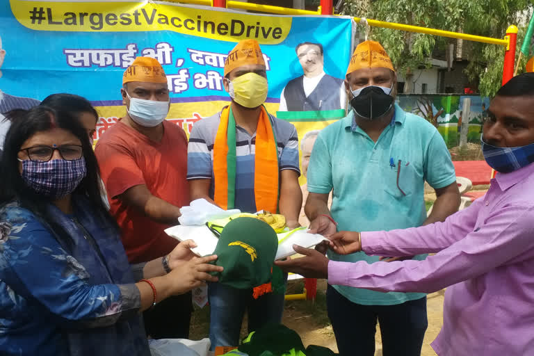 sdmc-mayor-distributes-ppe-kit-completion-7-years-of-modi-government