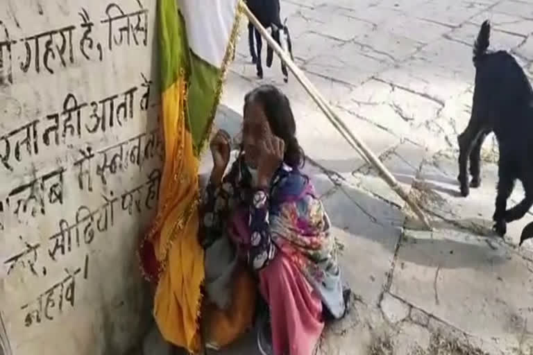 कोरोना ने उजाड़ा परिवार,  90 साल की बूढ़ी महिला बची,  बाबा से मांग रही मौत की दुआ, Corona's desolate family,  90 years old woman survived,  Praying for death from Baba