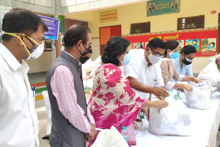 Councilor tulsi joshi distributed ration kit on completion seven years Modi government in r k puram