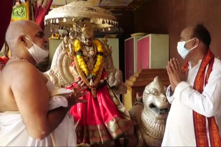 special poojas at vijayawada temple about ycp second anniversary